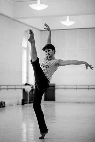 Eno Peçi im Ballettsaal. © Archiv Peçi