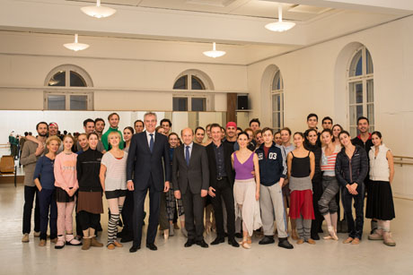 Ballettensemble mit OMV General Rainer Seele, den Direktoren Manuel Legris und Dominique Meyer. Attila Bakó steht hinten links. © Wiener Staatsballett / Ashley Taylor 