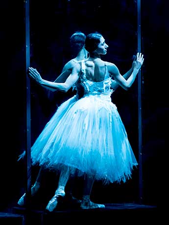Ioanna Avraam als Tänzerin mit zarten Nerven. © Wiener Staatsballett / Ashley Taylor 