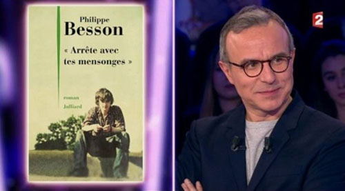 Autor Besson mit seinem Buch bei France 2. © France 2