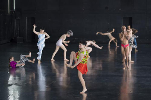 23 Tänzer*innen, und  keine Geste wiederholt sich. © Laurent Philippe