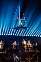 Der Zirkusengel schwebt hoch in der Luft , das Kirchenfenster dient als Plattform. © Audric Gagnon Der Zirkusengel schwebt hoch in der Luft , das Kirchenfenster dient als Plattform. © Audric Gagnon