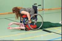 Tänzerin Vera Rosner zeigt in der  GTVS Zehdengasse,  dass man auch im Rollstuhl tanzen kann. © Oliver Gross / MAD 
