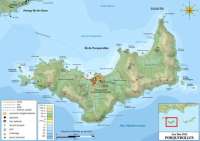 Die  reale Insel Porquerolles dient dem Autor als Vorbild für die fiktive Insel Beaumont. © fr.svg