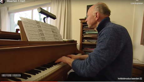 Maarten ‘t Hart am Klavier.  Interview B&W, Videoausschnitt