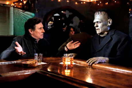 Samuel O'Shean mit Frankensteins Monster am Kaffeetisch. (Gabriel Byrne und Michael Hearn)