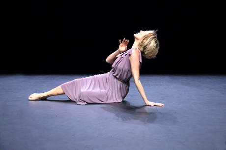 Elisabeth Schwartz tanzt ein Solo von Isadora Duncan. © Veronique Ellena 