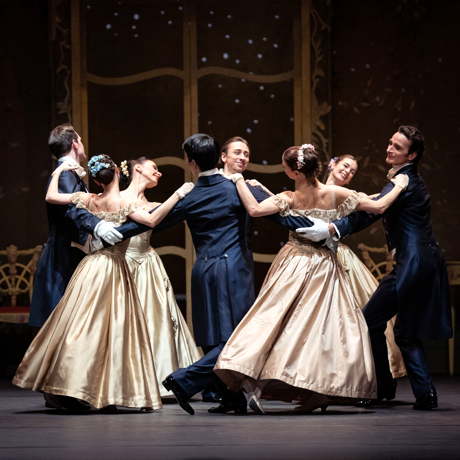Vier Paare tanzen Liebeslieder Walzer von George Balanchine.