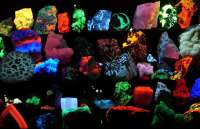 Unter UV-Licht fluoreszierende Minerale. © gemeinfrei