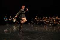Olivier Dubois, der Tänzer, zeigte bei ImPulsTanz 2023 ein wildes Solo. © Pierre Gondard