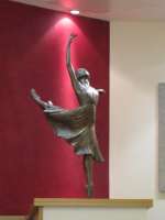  Alessandra Ferri als Julia. Die Statue von Nathan David steht in der Royal Ballet School. © Yair Haklai / wikipedi