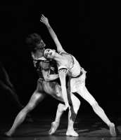 Allessandra Ferri mit Mikhail Baryschnikov in einer Inszenierung Kenneth McMillans von Andrew Lloyd Webbers „Requiem“, 1986. © wikipedia