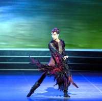 Andrey Teterin ist der Zauberer Rotbart. In Nurejews Choreografie hat er nicht viel zu tun, Rotbart darf den Prinzen, den Nurejew selbst gegben hat, nicht überstrahlen. 