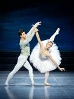 Davide Dato mit Kiyoka Hashimoto als Siegfried und Odette am Schwanensee.