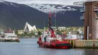 Ach in Tromsø hat die Autorin ihre Kindheit verbrach. Im Bild: der Hafen mit Blick auf die Eismeerkathedrale. © wikipediat 