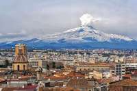 Catania mit dem Ätna im Hintergrund, die Geburtsstadt des Autors. © gemenfrei / wikipedia