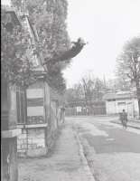 Yves Kleins Sprung in die Leere“,  bei dem er in wahrhiet auf einer Matte gelandet ist. © Quelle: arte.tv. Aus der ARTE-Dokumentation „Artjacking!“