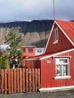 Heinrich macht sich auf nach island. Im Bild: Haus in Ísafjörður© wikipedia