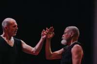 Ishmael Houston-Jones  mit Keith Hennessy, Performance 2023: „Closer“. © RobbieSweeny