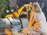 Spot, der animaloide Roboter, mit seiner Herrin, Silke Grabinger, zu Besuch in Vendig. © jku