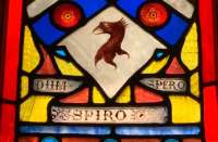 Glasfenster in der Beverly Unitarian Church in Chicago mit dem Motto Dum spiro spero (Solage ich atme hoffe ich). © jenright / wikipedia 