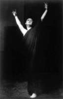  Isadora Maaria Shurkal erinnert sich an Isadora Duncan (1878–1927). Arnold Genthe hat sie im Solo „Marseillaise“ fotografiert. © gemeinfrei / wikipedia