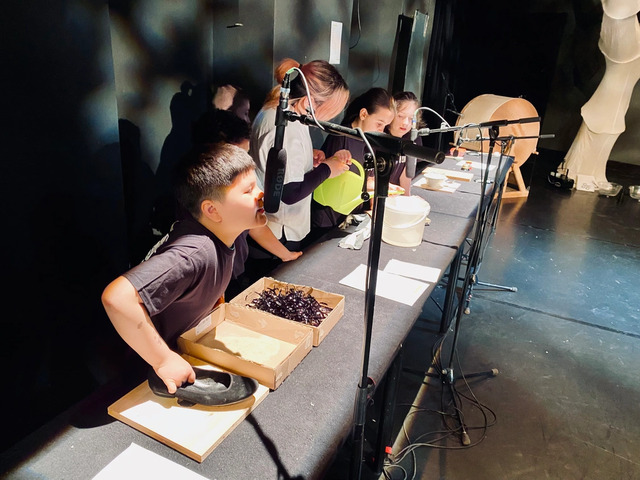 Saisoneröffnung im Dschungel. Kinder machen Theater.