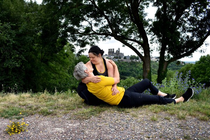 Eine Tochter kümmert sich um die Mutter. Mickaël Phelippeau fotografierte Alice und Françoise.
