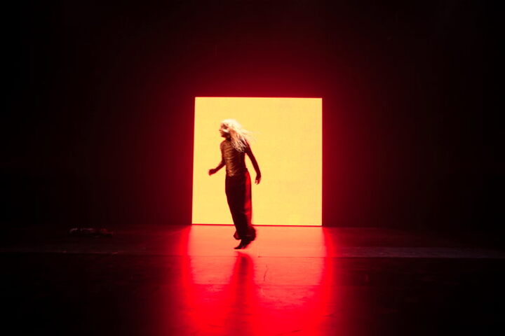 Louise Lecavallier tanzt mit den Schatten und im Licht.