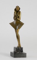 Stephan Dakon, Stehendes Mädchen in futuristischem Kostüm, Arthur Goldscheider, La Stèle, 1924–1928. Bronze, Messing, Marmor. © MAK / Georg Mayer