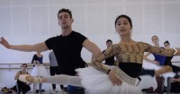 Zur Abwechslung. Greig Matthews mit der aus dem Corps herausstechenden Tänzerin Rikako Shiibamoto © aus dem Video der Wiener Staatsoper 