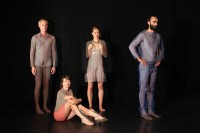 In "Sehnen" tanzt Paul Wenninger  mit Adriana Cubides, Raul Maia, Rotraud Kern,t  © Tanzquartier 