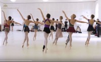 Aus dem Video auf youtube: Das Corps de Ballet probt "Concerto" © Wiener Staatsballett / Delbeaufilm 