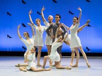 Der Tanzmeister (Andrés Garcia-Torres) wird umschwärmt. © Wiener Staatsballett / Ashley Taylor 