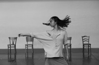 Rosas-Tänzerin Yuika Hashimoto im individuellen Solo. Alle Bilder: © Anne Van Aerschot