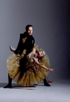 Die Ballerina und ihr Kommissar (Esina, Kourlaev). © Wiener Staatsballett / Ashley Taylor 