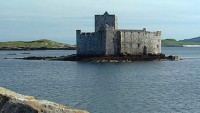 Die alte Festung vor Catlebay. © http://www.ndr.de/fernsehen/epg/import/Inseln-jenseits-der-Zeit-Schottlands-Aeussere-Hebriden,sendung66410.html