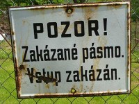 "Achtung! Sperrgebiet. Zutritt verboten". Erhaltenes Warnschild im ehemaligen Sperrgebiet an der Grenze zur ČSSR. © gemeinfrei  