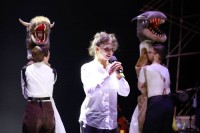 Erzählerin Michèle Rohrbach mit Tänzerin Laura Eva Meuris und Monstern. Alle Bilder von Anja Köhler