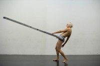 Katharina Senk: Frau mit Leiter, 2017, akrobatisch und ausbalanciert. © Llaurent Ziegler