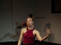 Anni Kaila in ihrem Stück "Ohne Fuge".© Niels Weljer /https://www.annikaila.com/