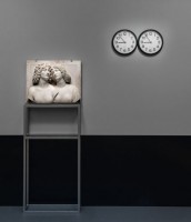 The Shape of the Time: Tullio Lombardo,  Junges Paar , um 1505/10  Kunsthistorisches Museum Wien, Kunstkammer  © KHM-Museumsverband / Felix Gonzalez-Torres,  „Untitled“ (Perfect Lovers) , 1987-1990  Wadsworth Atheneum Museum of Art, Hertford, CT  © The Felix Gonzalez-Torres Foundation  Courtesy of Andrea Rosen Gallery, New York