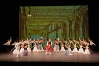 Großer Auftritt in Petipas "Esmaralda", nach Victor Hugos Roman "Notre Dame de Paris", deutsch: "Der Glöckner von Notre Dame". Getanzt wird das Ballett nur noch in Russland. ein ballett, das nur noch in Russland aufgeführt wird. 