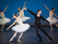Anita Manolova und Dumitur Taran: Balanchine "Symphonie in C". © Wiener Staatsballett / Ashley Taylor 