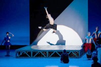 Kostja tanzt in seiner den Gästen zu modernen Choreografie (Arem Ovcharenko) 