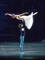 Ein letzter Tanz für die Willi Giselle und den Schwindler Albrecht (Nina Poláková, Kimin Kim). 