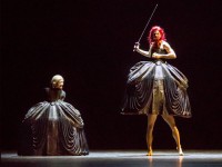 Kylián / Mozart: "Sechs Tänze", Erinnerungen an den Tod mit dunklem Kostüm und blitzendem Florett