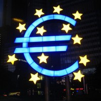 Euro-Symbol von Ottmar Horl vor der EZB in Frankfurt am Main. Auch die Europäische Zentralbank ist bedroht.  © Siekermann / wikipedia