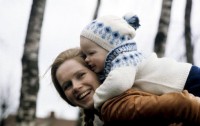 Die Mutter (Liv Ullmann) mit Tochter Linn. Fotografiert von  Philippe Le Tellier,  1969. Quelle: pic.twitter.com PubjOp0dtf via © lecinema