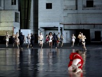 Die clowneske Tänzerin im roten Glitzerkleid, von allen verlassen. © Ursula Kaufmann